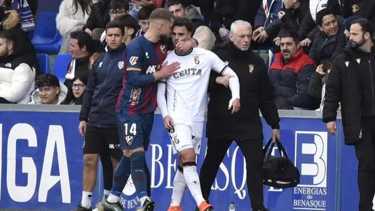 Pulido acompa&ntilde;a a Marcos Fern&aacute;ndez tras ser expulsado / LaLiga