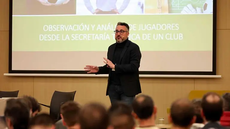 N&eacute;stor P&eacute;rez, en una de sus ponencias / RFEF