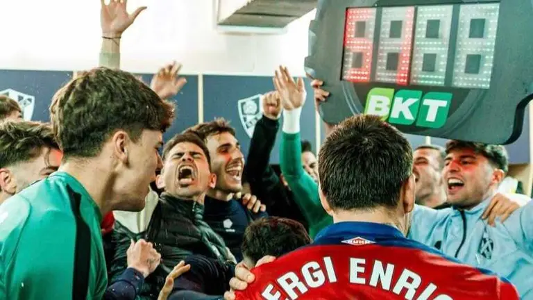Hidalgo celebra un triunfo que le permit&iacute;a al Huesca sumar 51 puntos / SD Huesca