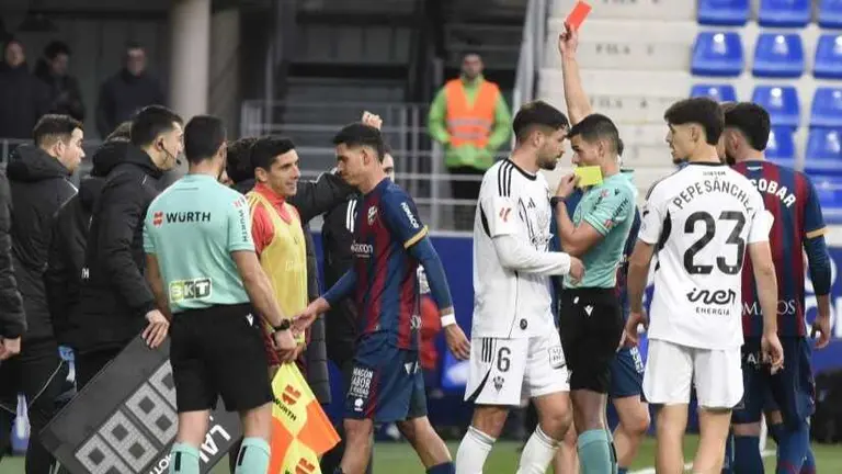 Luna vio la roja en el a&ntilde;adido y se perder&aacute; el choque en M&aacute;laga / LaLiga
