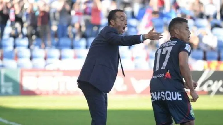 Oltra dirigiendo al C&oacute;rdoba en El Alcoraz / LaLiga