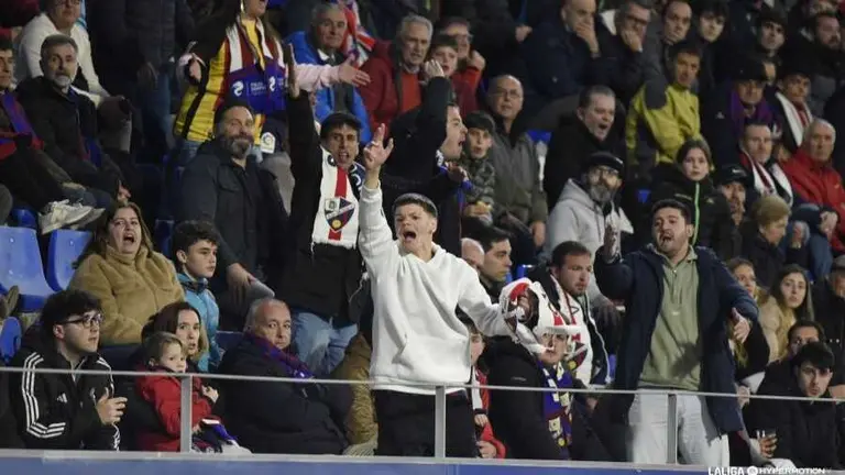 M&aacute;s de un centenar de azulgranas acompa&ntilde;ar&aacute;n al equipo en Granada / LaLiga
