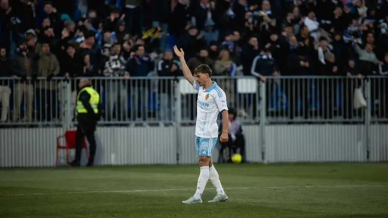 Dani G&oacute;mez levantando a la grada en el Real Zaragoza - Racing / Marcos Cebri&aacute;n