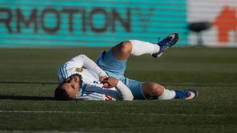 Rober Gonz&aacute;lez se duele en el suelo durante un partido con el Real Zaragoza / Marcos Cebri&aacute;n