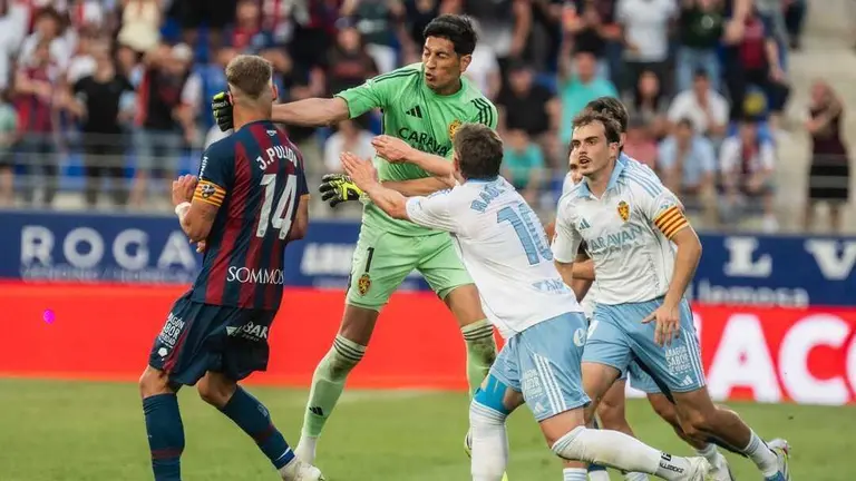 Pu&ntilde;etazo de Esteban Andrada a Jorge Pulido en el SD Huesca - Real Zaragoza / Marcos Cebri&aacute;n