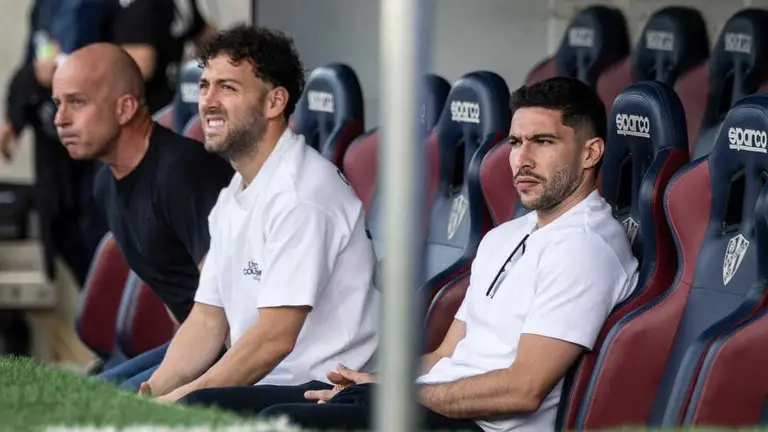 Keidi Bare y Tachi en el banquillo de El Alcoraz / Marcos Cebri&aacute;n