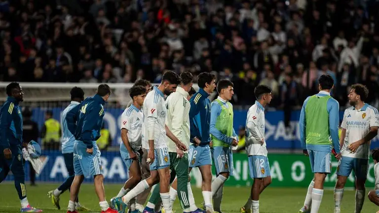 Jugadores del Real Zaragoza abandonando el Ibercaja Estadio / Marcos Cebri&aacute;n