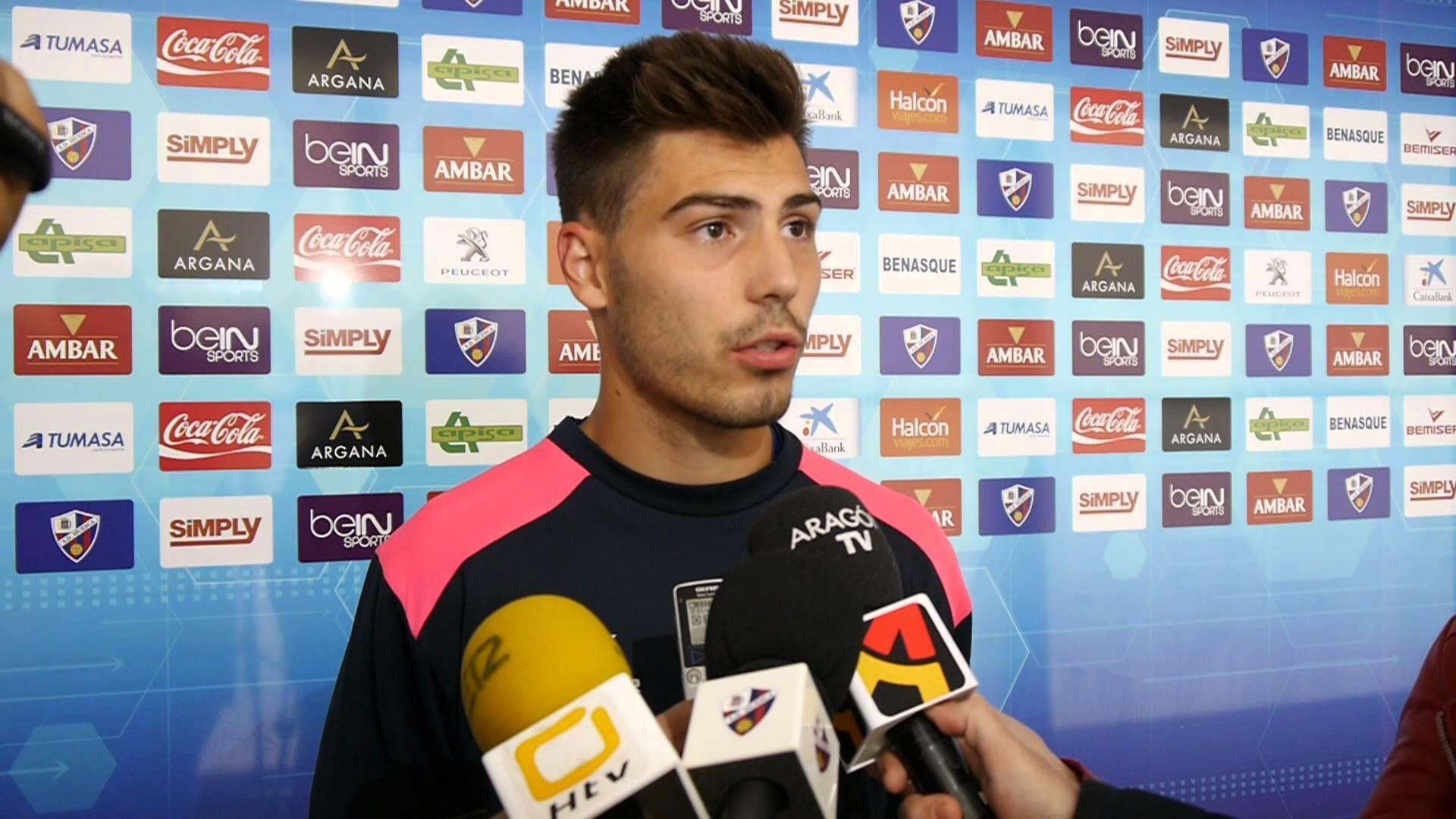 Luis Fernández atendió ayer a la prensa oscense