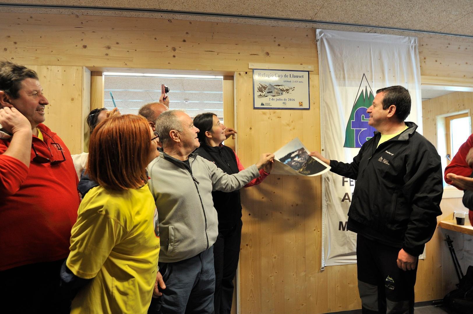 iguel Gracia (i) y Luis Masgrau observan la placa que conmemora la fecha de inauguración del refugio. Foto: P. Otín.