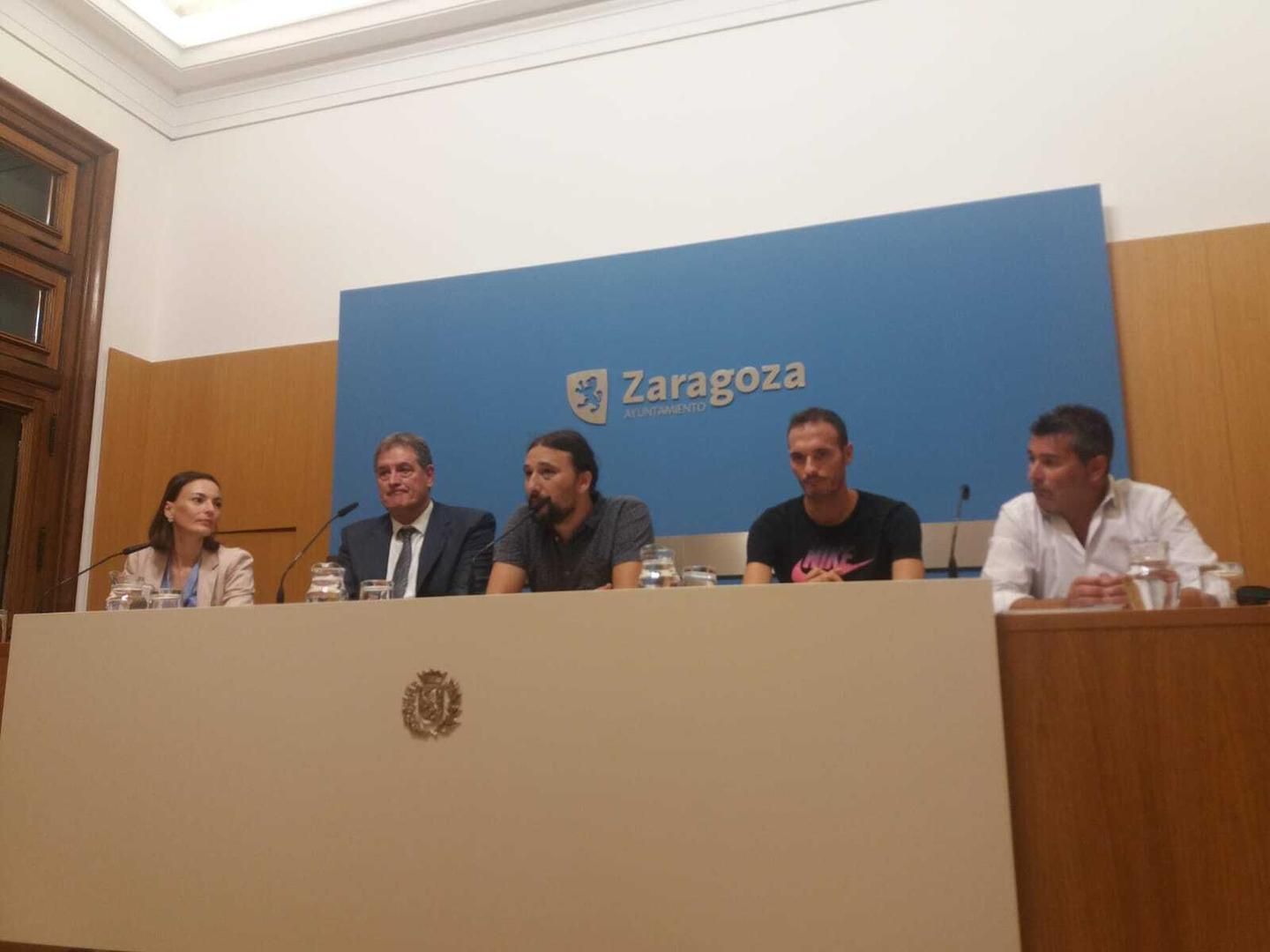 El concejal de deportes Pablo Hijar conversa con Toni Abadía durante la presentación de la prueba. | Foto: Ayuntamiento de Zaragoza