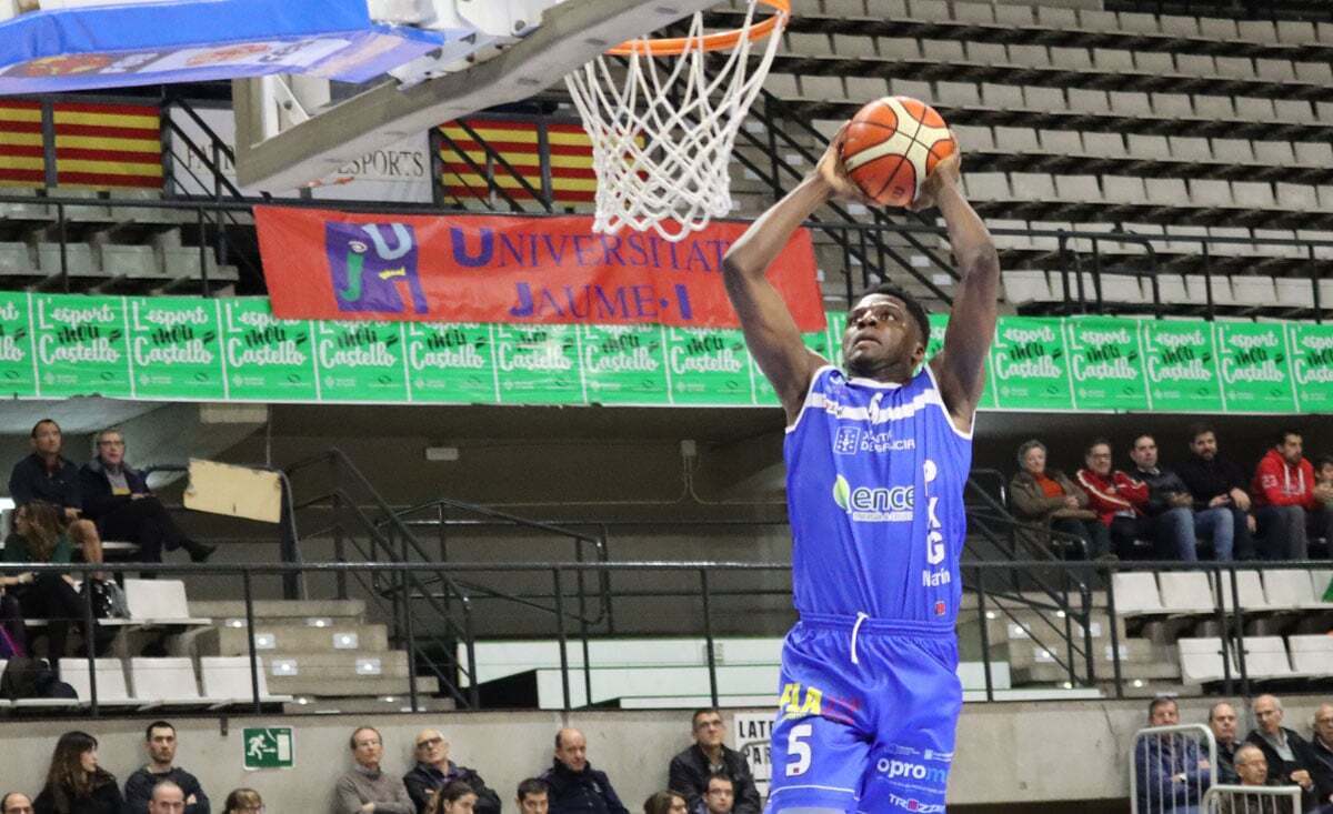 Taiwo Badmus sacando a relucir el físico | Foto: Pascual Cándido