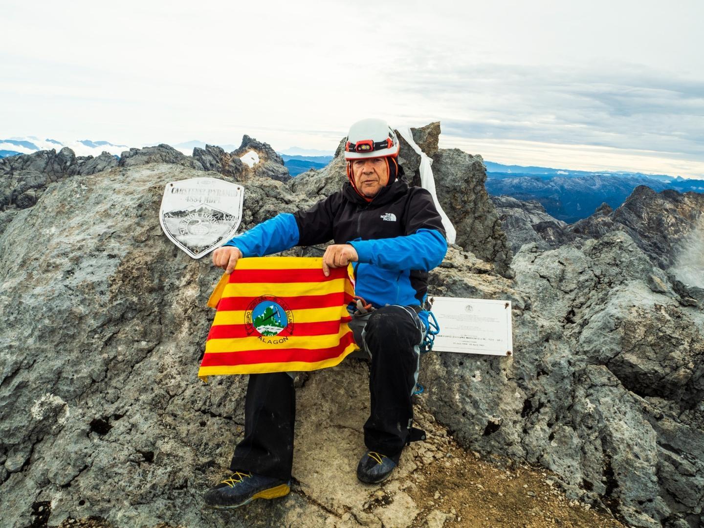 José Manresa en la cima de la Pirámide de Carstensz, Oceanía (4.884 metros).