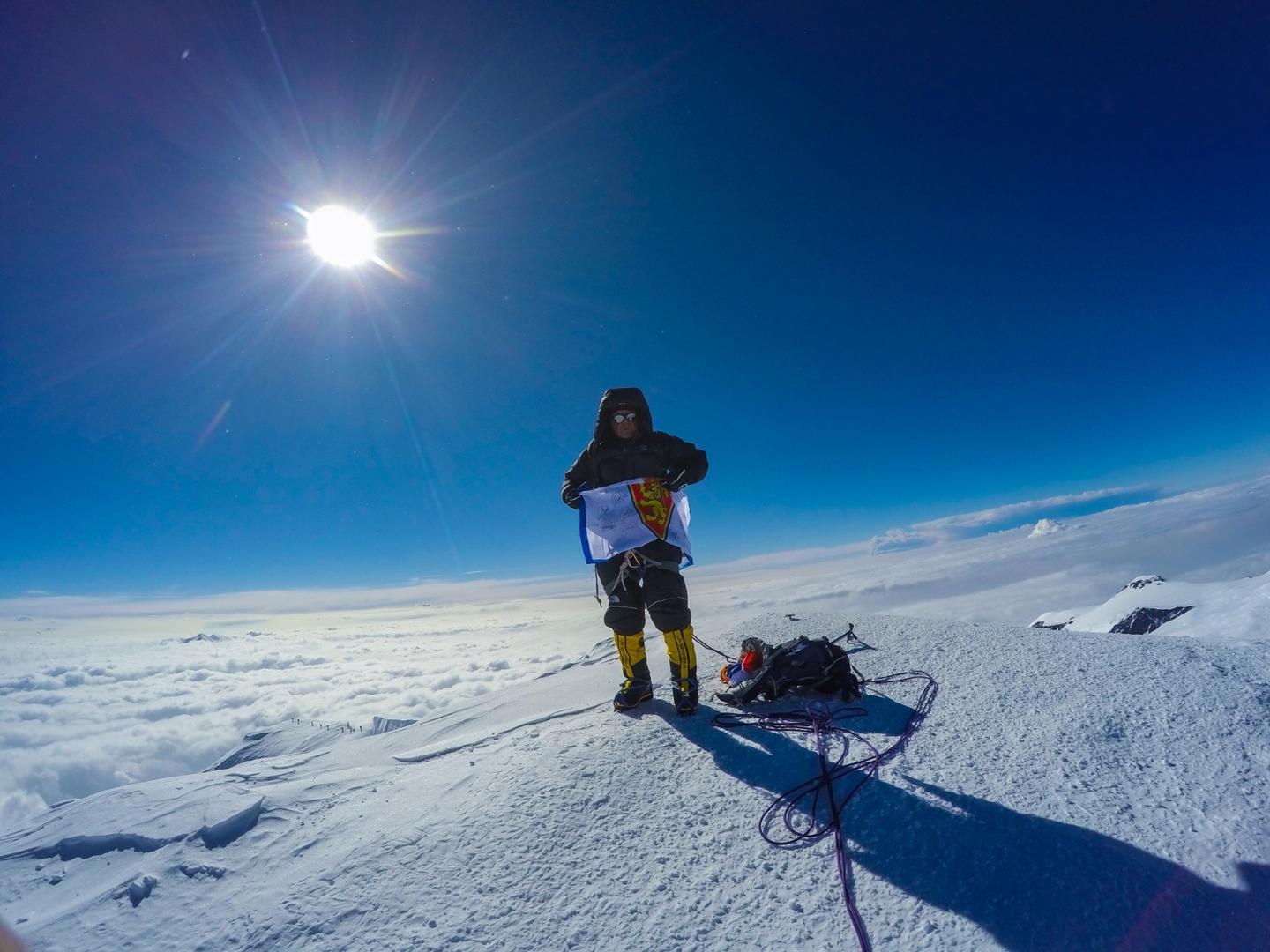 José Manresa en la cima del Denali (Monte Mckinley) de 6190 metros en Alaska.