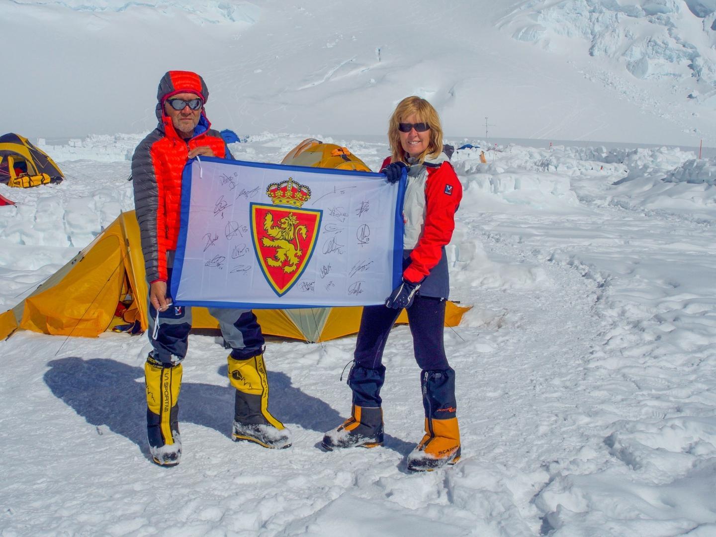 José junto a su mujer Rosana, en el Campo IV del Denali.