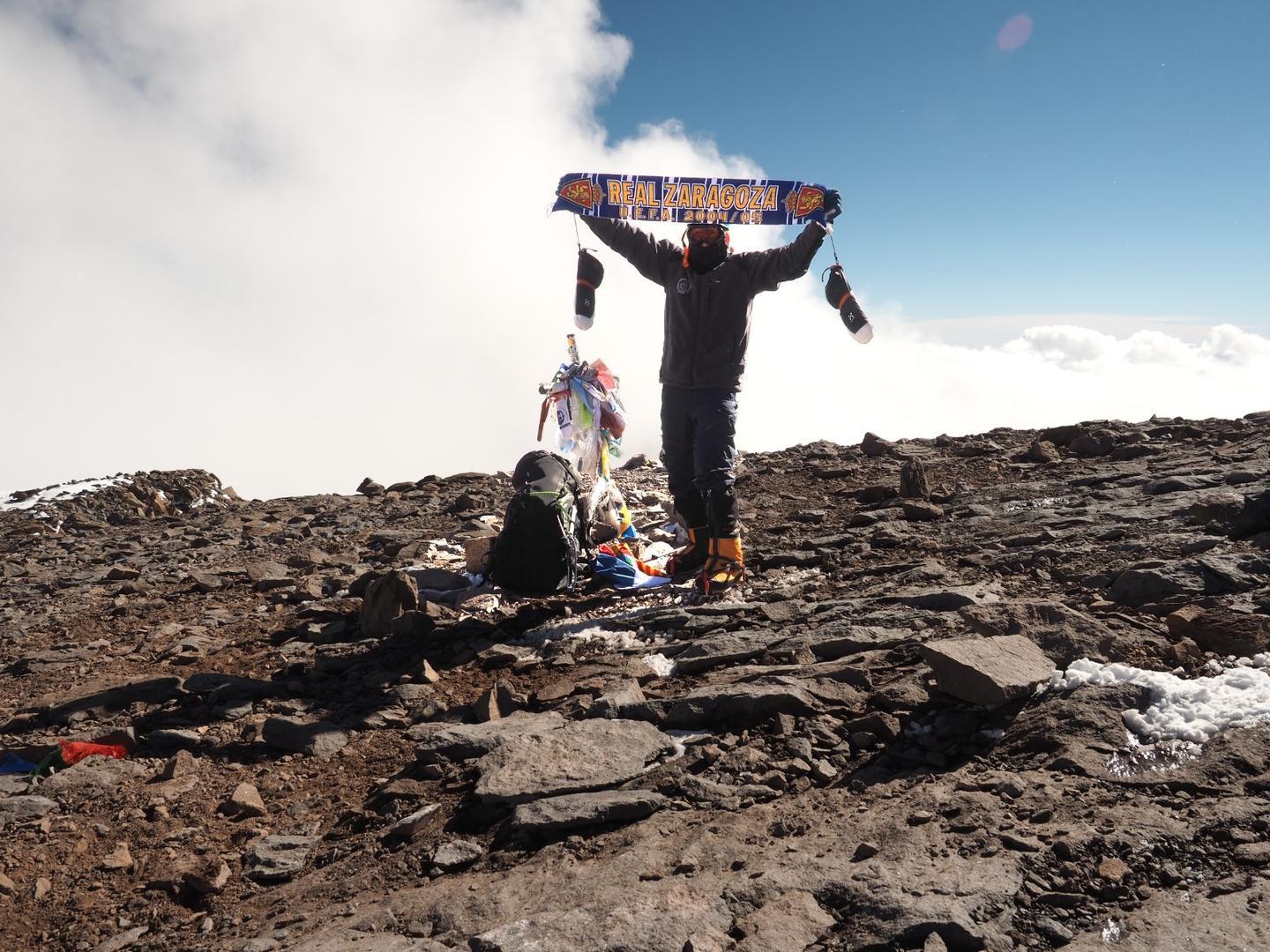 José Manresa paseando la bandera del Real Zaragoza por la cima del Aconcagua, en los Andes, a 6.961 metros.