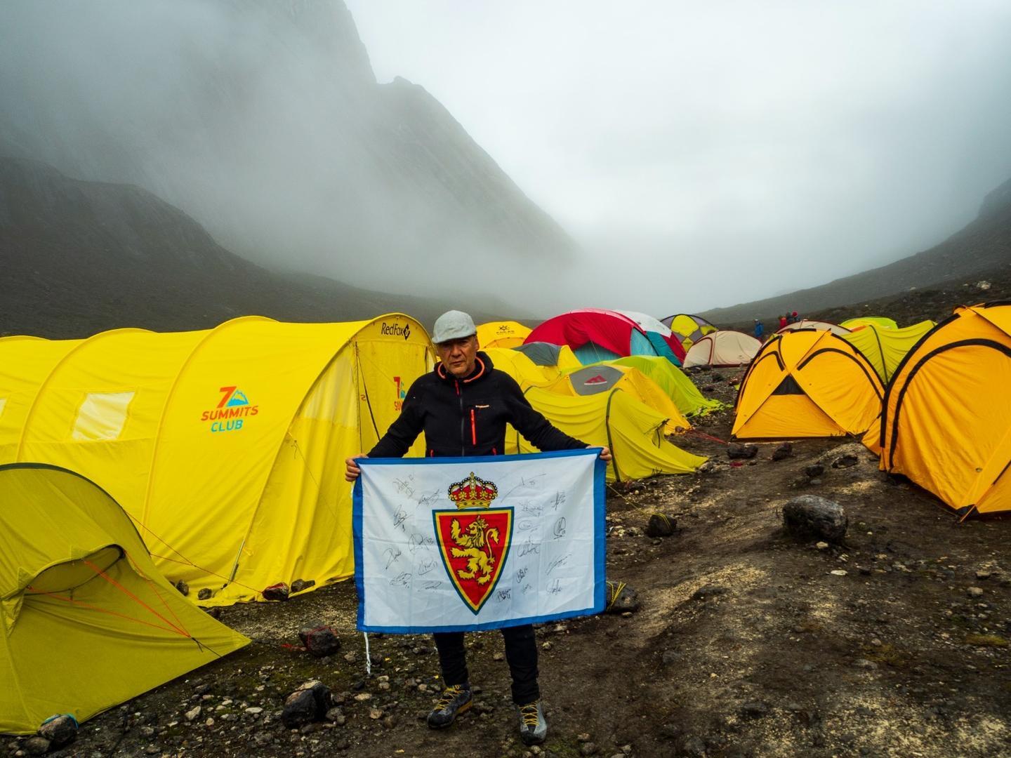 José, con la bandera blanquilla, en el campo base de la Pirámide de Carstenzs.