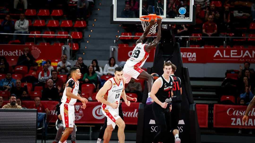 Youssouf Traoré, machando el aro en la FIBA Europe Cup 2023/24. Fotografía Esther Casas / Casademont Zaragoza.