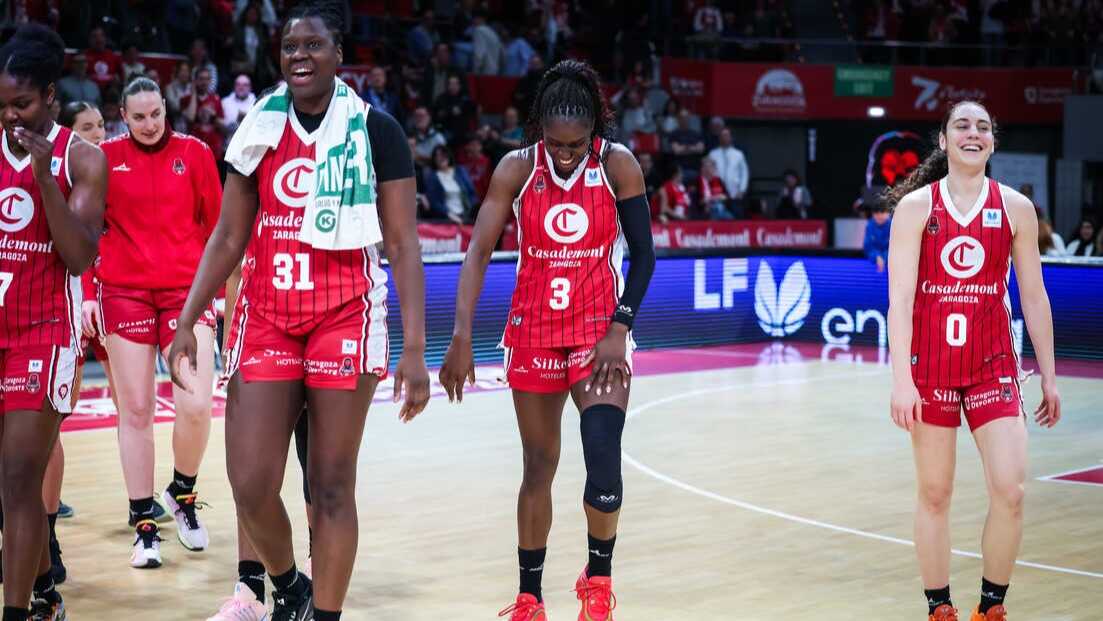 Aminata Gueye, Ornella Bankolé y Carla Leite tras un duelo. Fotorgafía: Esther Casas / Casademont Zaragoza.