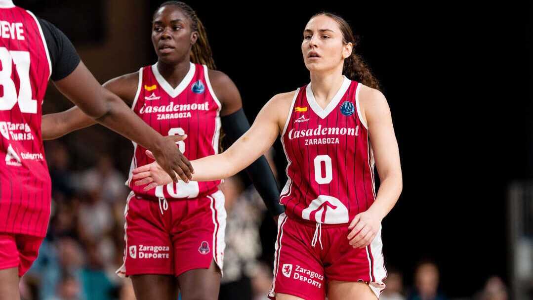 Carla Leite y Ornella Bankolé durante un duelo con el Casademont Zaragoza / FIBA.