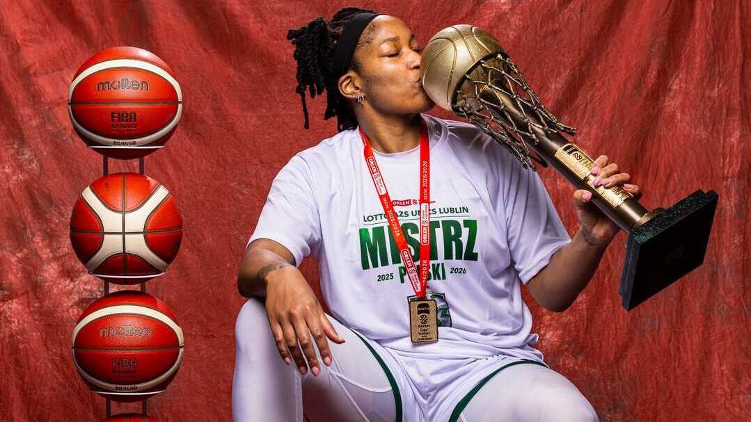 Markeisha Gatling posa con la Liga polaca / X de Gatling.