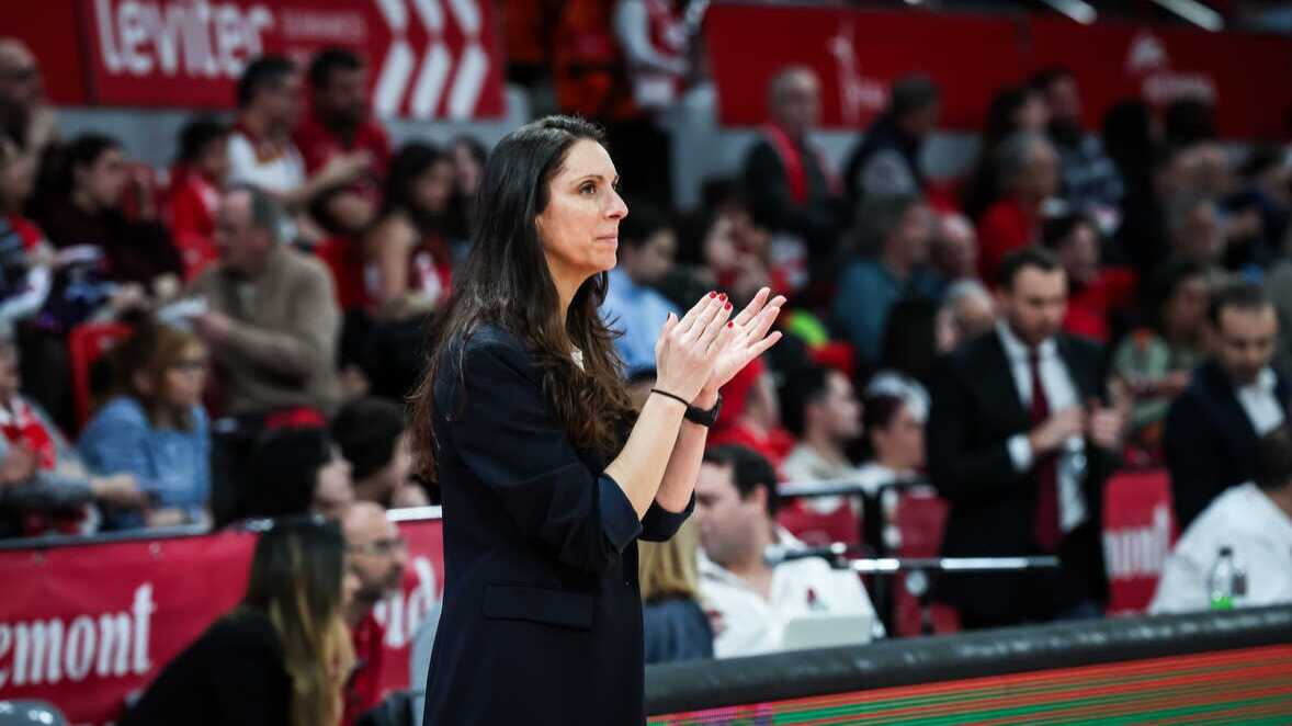 Marie-Pierre Uriarte, también entrenadora ayudante de Cantero, durante un duelo del Casademont Zaragoza. Fotografía: Esther Casas / Casademont Zaragoza.
