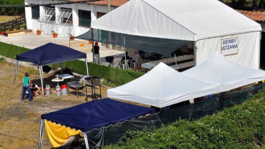 Entorno preparado para la realización de una carrera. Fotografía: Cestas preparadas para la competición. Fotografía: Federación Aragonesa de Colombofilia.
