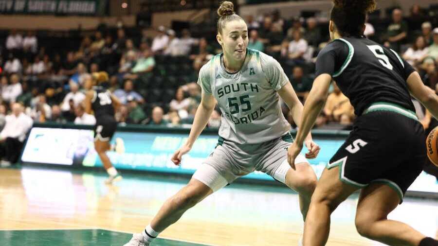 Carla Brito en un duelo con South Florida. Fotografía: NCAA.