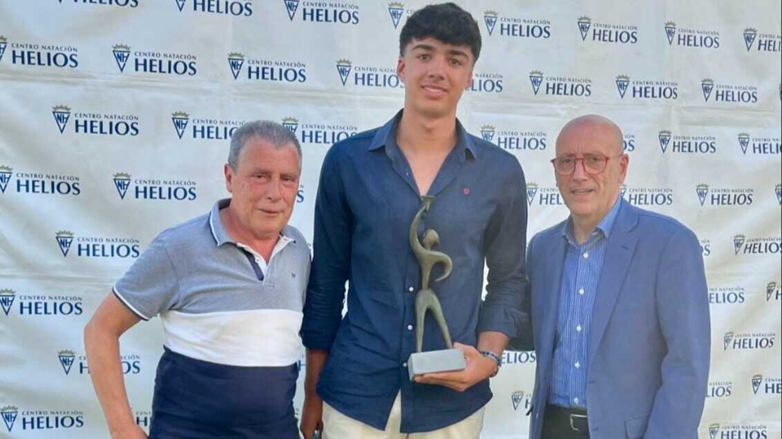 Nil Barrantes junto a su trofeo. Fotografía: CN Helios.
