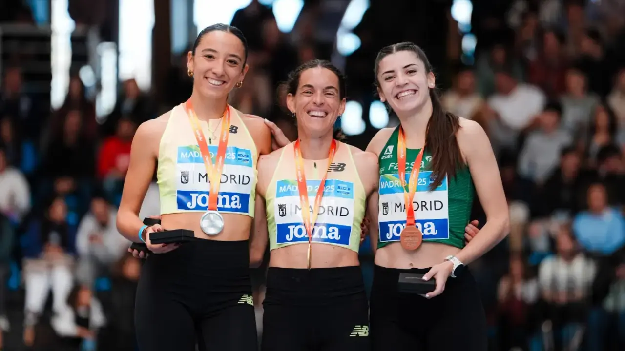 Mireya Arnedillo, a la derecha, luce el bronce del Campeonato de España de 1.500 metros de febrero de 2025. Fotografía: RFEA.