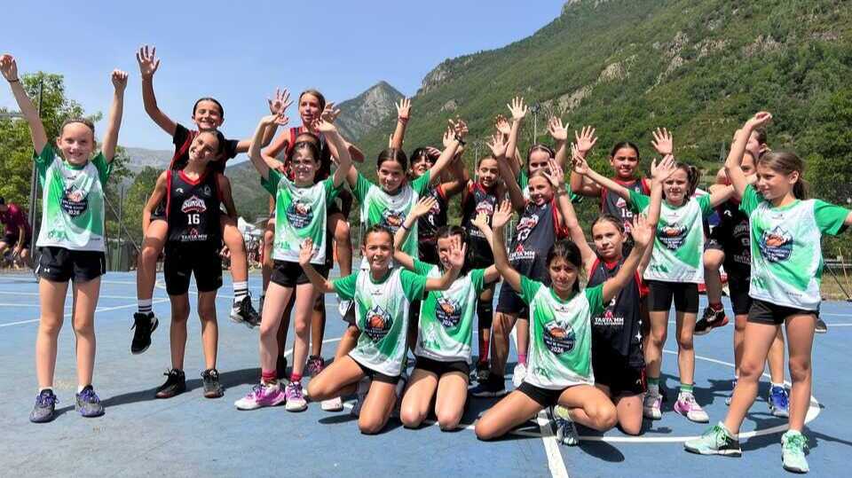 Las más pequeñas también tuvieron tiempo para divertirse y disputar el torneo. Fotografía: Basket Alta Ribagorza.