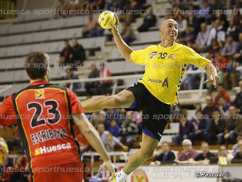 Deme Lozano, el último símbolo del BM Aragón, lanza frente a Marco Escribano. Foto: Carlos Pascual