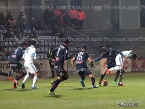 El Mirandés se llevó los tres puntos de El Alcoraz en el partido de ida | Foto: Carlos Pascual