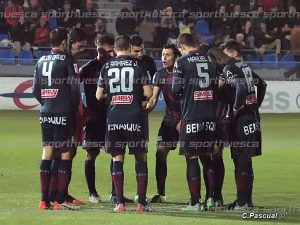 Los jugadores del Huesca hacen piña antes de empezar a jugar | Foto: C.Pascual