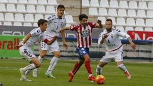 Pereira rodeado de jugadores del Albacete | Foto: www.losotros18.com