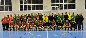 Los jugadores de ambos equipos posan antes del partido.