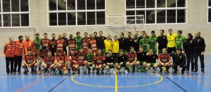 Los jugadores de ambos equipos posan antes del partido.