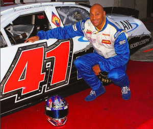 Derek Strong con su coche NASCAR