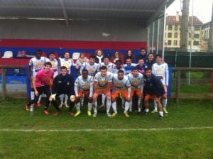 Foto de los jugadores del Sariñena con los aficionados desplazados a Noreña | Foto: Twitter- @CDSariñena