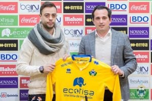 Dani Benítez posa con su nueva camiseta | Foto: AD Alcorcón