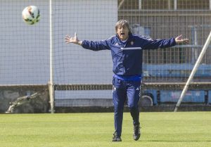 Monreal dirigiendo un entrenamiento de Osasuna | Foto: noticiasdenavarra.com