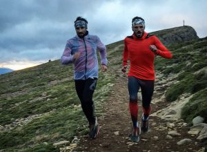 Hernando y Chema Martínez descienden la Peña Oroel a buen ritmo.