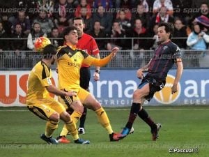 Camacho presionado por dos jugadores de Osasuna | Foto: C.Pascual