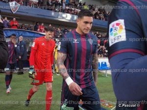 Valentín sale al césped del Alcoraz ante Osasuna | Foto: C.Pascual