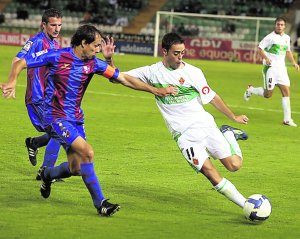 Dani Benítez, enfrentándose a la SD Huesca con la zamarra del Elche, en 2009 | Foto: laverdad.es