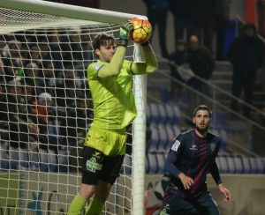 Leo Franco atajando un balón por alto Foto: LFP