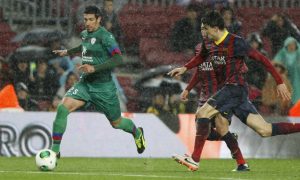 Nagore con la eslástica del Levante. presionado por Marc Bartra en el Camp Nou | Foto: levanteud.com