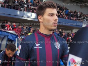 Luis Fernández salta al campo la pasada temporada | Foto: C.Pascual