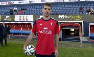 Manolo posa en su presentación con Osasuna | Foto: diariodenavarra.es