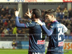 Fran Mérida celebra junto a Luis Fernández el tercer gol | Foto: C.Pascual