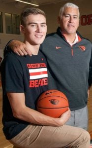 Wayne Tinkle con su hijo Tres Tinkle | Foto: registerguard.com